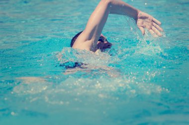 Yüzme adamın atış kapatın 