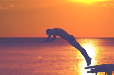 Adam denize atlama. Atış kapatın  