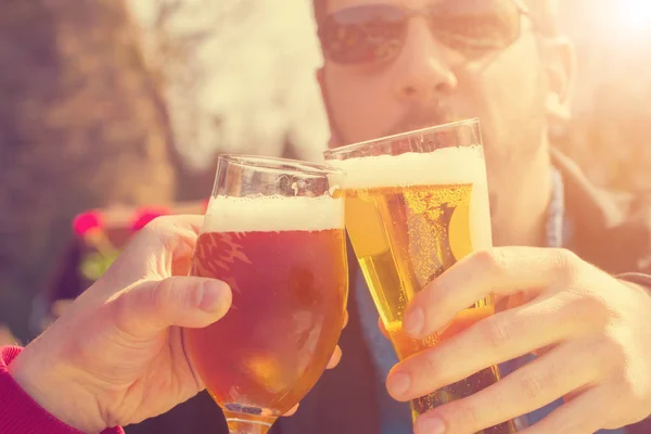 Vaso Cerveza Las Manos Cerca Disparo — Foto de Stock