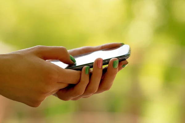 Primo Piano Della Donna Utilizzando Smartphone Cellulare — Foto Stock