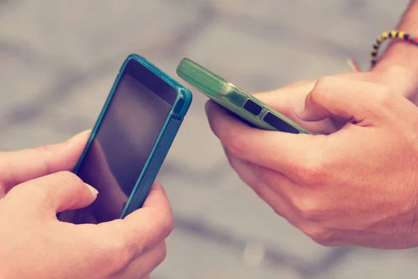 Primo Piano Donna Uomo Utilizzando Gli Smartphone Cellulari — Foto Stock