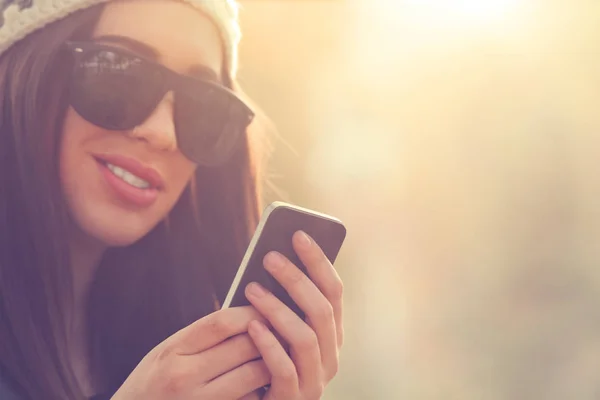 Hermosa Linda Mujer Cerca Disparo Fondo Ciudad — Foto de Stock