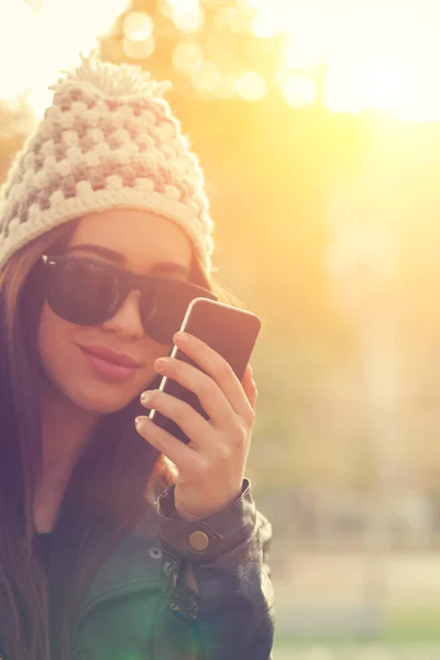 Hermosa Linda Mujer Cerca Disparo Fondo Ciudad — Foto de Stock