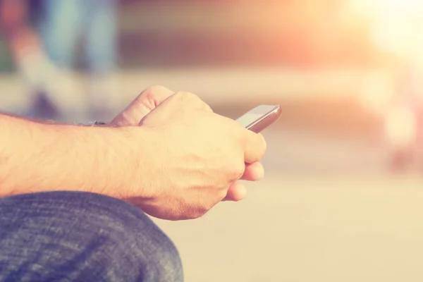 Primer Plano Hombre Que Usa Teléfono Inteligente Móvil — Foto de Stock