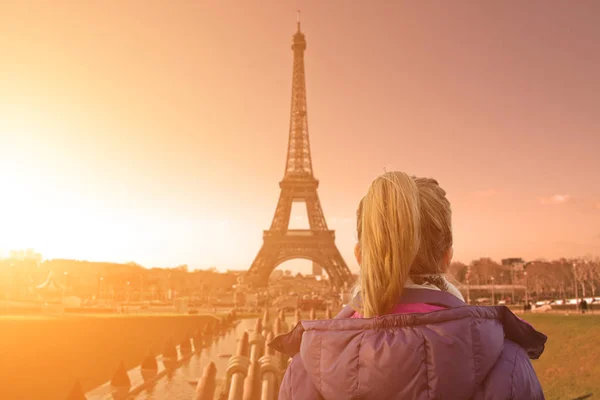 Красивая Женщина Фоне Парижа — стоковое фото
