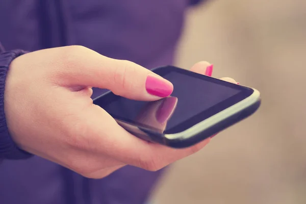 Primo Piano Della Donna Utilizzando Smartphone Cellulare — Foto Stock