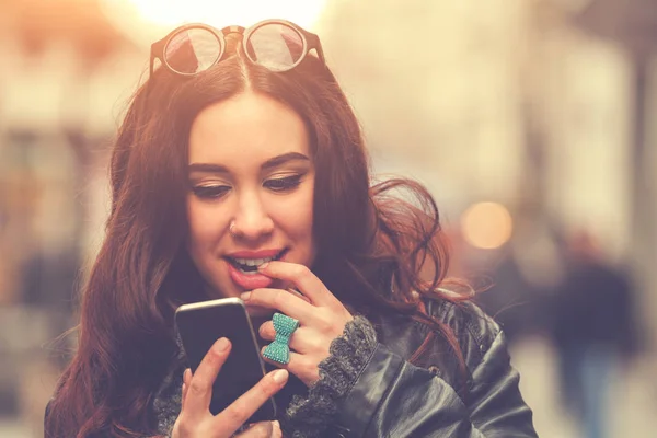 Hermosa Linda Mujer Cerca Disparo Fondo Ciudad — Foto de Stock