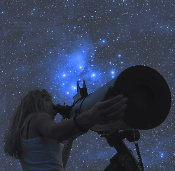 Vrouw Zoek Telescoop Ruimte Achtergrond — Stockfoto