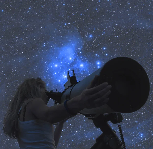 Mujer Mirando Telescopio Sobre Fondo Espacial —  Fotos de Stock