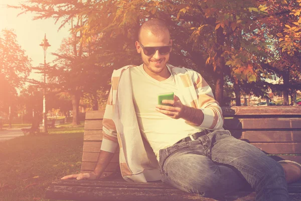 Akıllı cep telefonu kullanan bir adama yaklaş