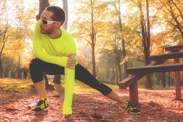 Adam koşu in atış kapatmak 