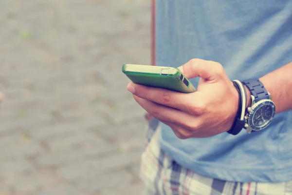 Primo Piano Uomo Che Utilizza Smartphone Mobile — Foto Stock