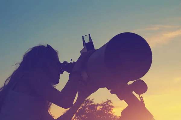 Mujer Mirando Telescopio Sobre Fondo Espacial —  Fotos de Stock