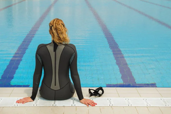 Закрыть Снимок Плавающей Женщины — стоковое фото