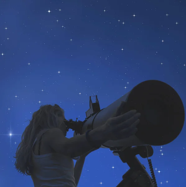 Mujer Mirando Telescopio Sobre Fondo Espacial —  Fotos de Stock