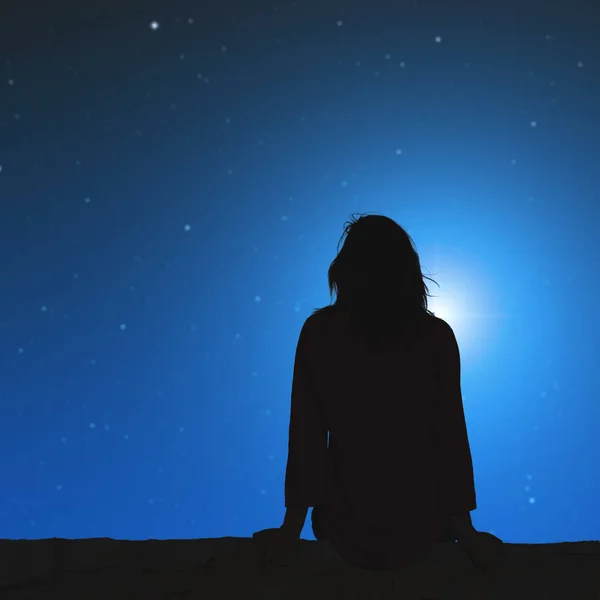Pojęcie Samotności Kobieta Siedzi Tyłu Przodu Patrząc Niebo — Zdjęcie stockowe
