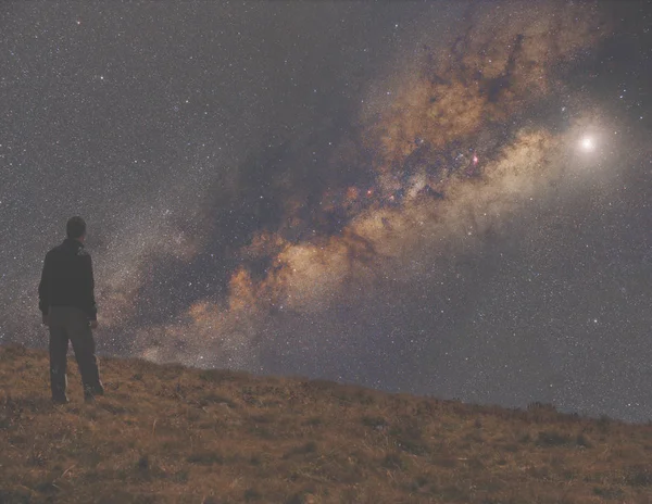 Yalnızlık kavramı. Arka ayakta ve gökyüzünde dört gözle adam