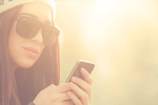 Hermosa Linda Mujer Cerca Disparo Fondo Ciudad — Foto de Stock