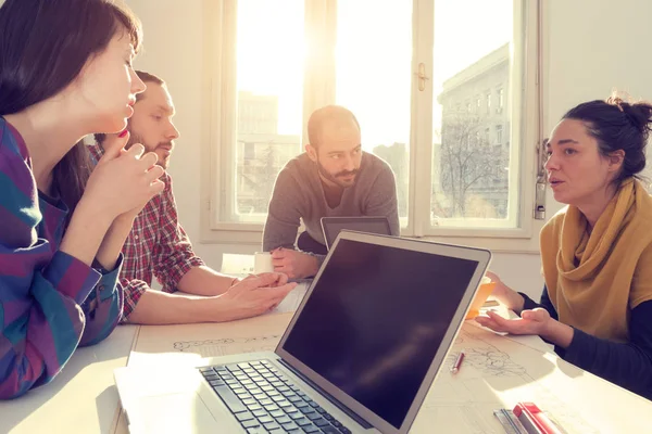 İş süreci. Çalışma ekibi yakın atış