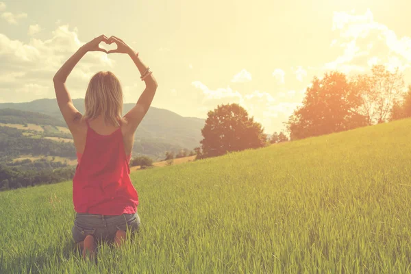 kadın gösteren kalp işareti
