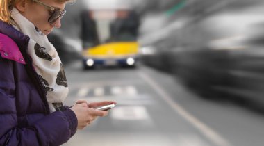 Mobil akıllı telefon kullanan kadın yakın çekim