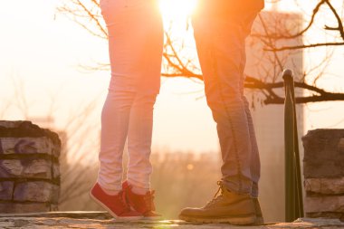 Aşk hikayesi kavramı. Erkek ve kadın üzerinde arka plan bacaklar