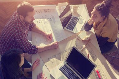 İş süreci. Çalışma ekibi yakın atış