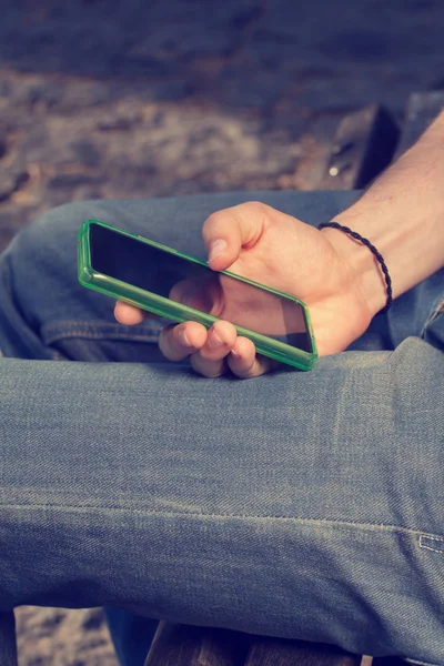 Akıllı cep telefonu kullanan bir adama yaklaş