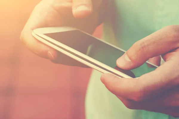 Primer Plano Hombre Que Usa Teléfono Inteligente Móvil — Foto de Stock