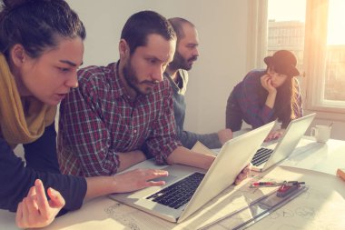 İş süreci. Çalışma ekibi yakın atış