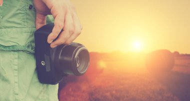 Kamera yakın çekim yukarı elinde