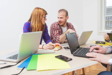İş süreci. Çalışma ekibi iş adamı ve iş kadını yakın atış