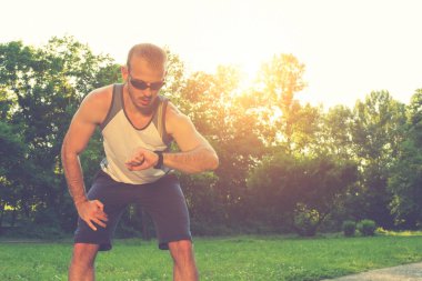 Adam koşu in atış kapatmak 