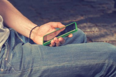 Akıllı cep telefonu kullanan bir adama yaklaş