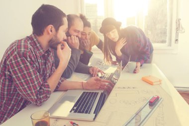 İş süreci. Çalışma ekibi yakın atış