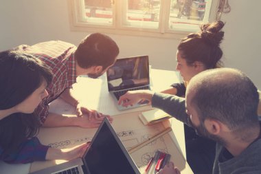 İş süreci. Çalışma ekibi yakın atış