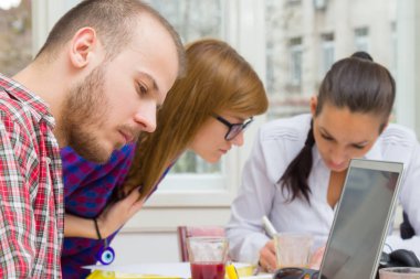 İş süreci. Çalışma ekibi yakın atış