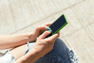 Mobil akıllı telefon kullanan kadın yakın çekim