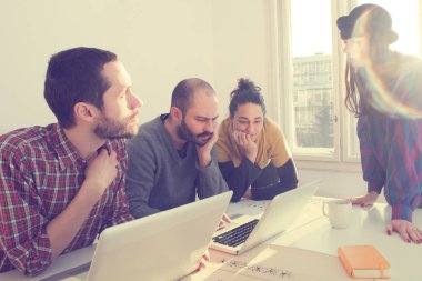 İş süreci. Çalışma ekibi yakın atış