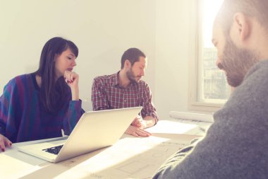 İş süreci. Çalışma ekibi işadamları ve işkadını yakın atış