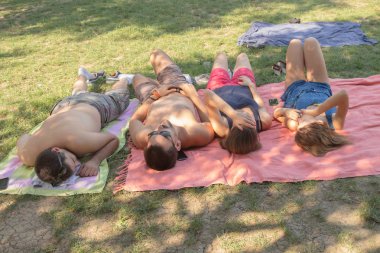 yerde yatan arkadaşlar