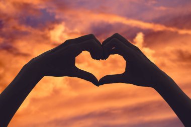 kadın gösteren kalp işareti