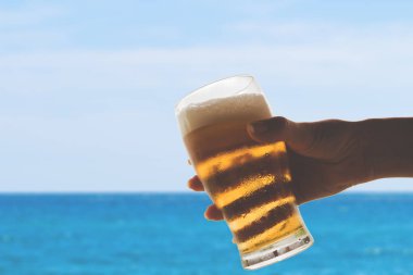 Bardak bira elinde yakın atış