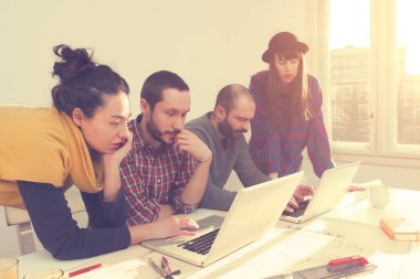 İş süreci. Çalışma ekibi yakın atış