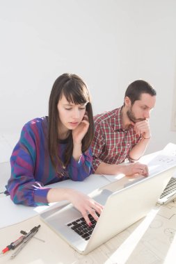 İş süreci. Çalışma ekibi iş adamı ve iş kadını yakın atış