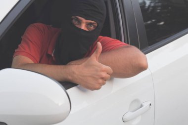 Araba hırsızlığı yakın çekim yukarı 