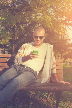 Akıllı cep telefonu kullanan bir adama yaklaş