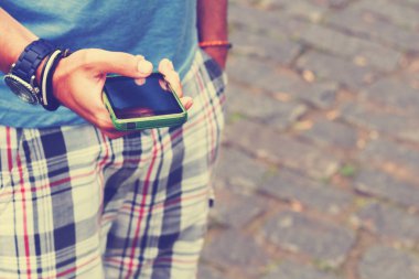 Akıllı cep telefonu kullanan bir adama yaklaş