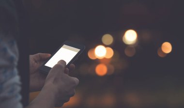 Akıllı cep telefonu kullanan bir adama yaklaş