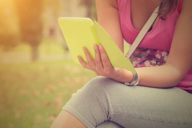 Mobil akıllı telefon kullanan kadın yakın çekim